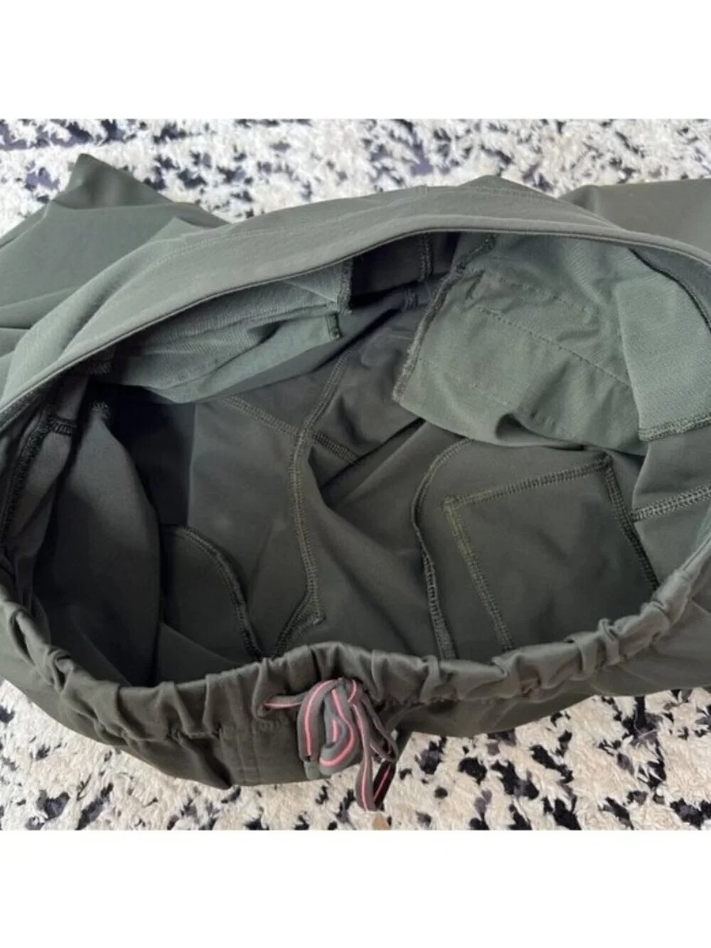 Lululemon stretchy pants in forest green Size 6 G50